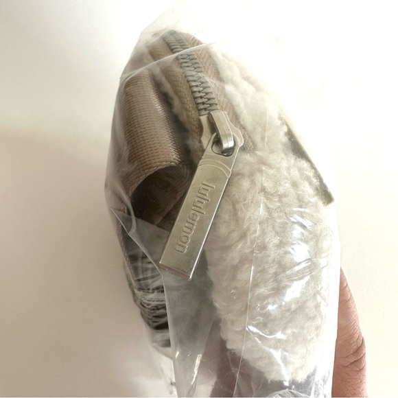 NWT Lululemon Everywhere Belt Bag Crossbody 1L Fleece Sherpa Ivory/Trench Beige - Picture 9 of 11